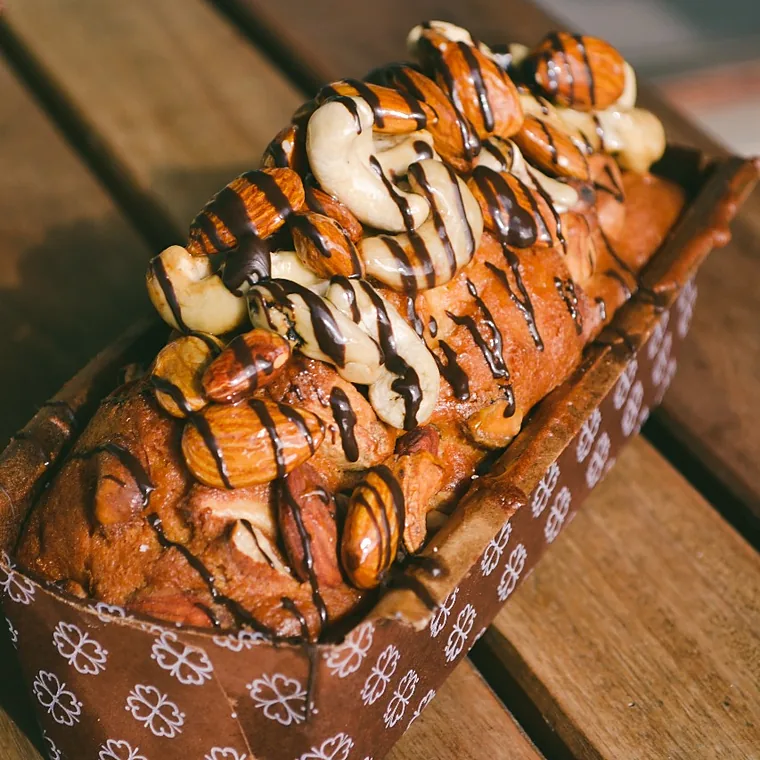 Budín con frutos secos y baño de chocolate