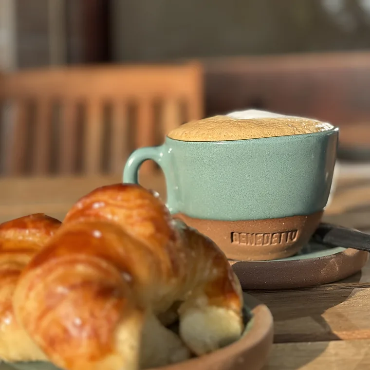 Medialunas y capuchino servidos en la panadería