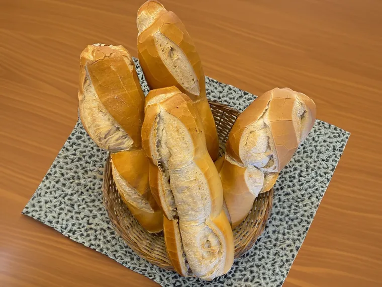 Pan francés recién horneado