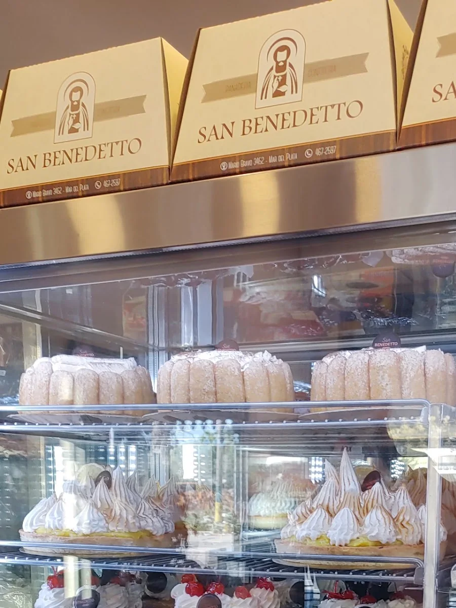 Vitrina de San Benedetto con tortas, lemon pie y postres, y las cajas de la panadería arriba