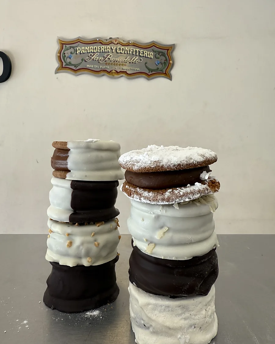 Alfajores bañados en chocolate blanco y negro apilados