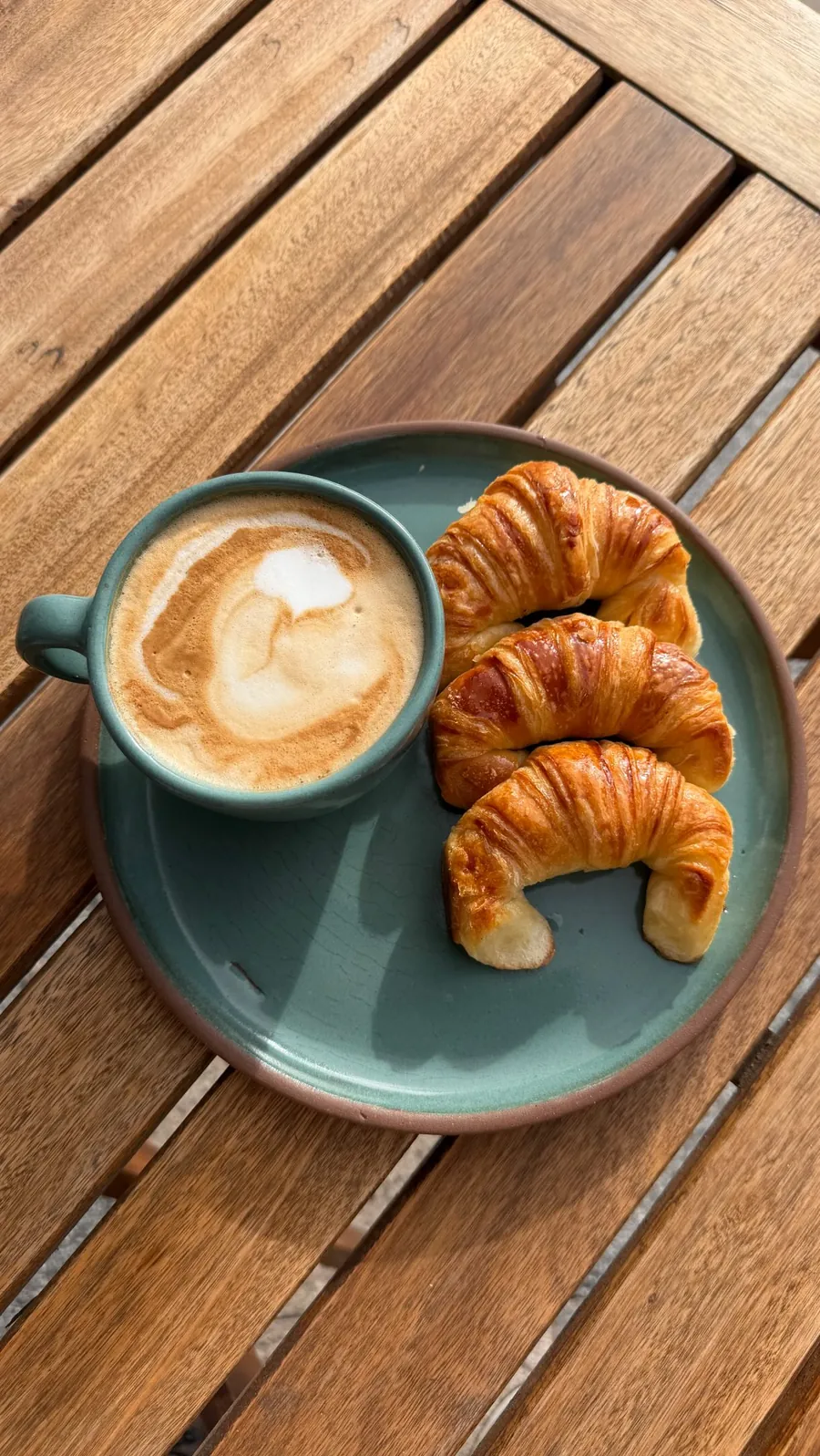 Capuchino con medialunas