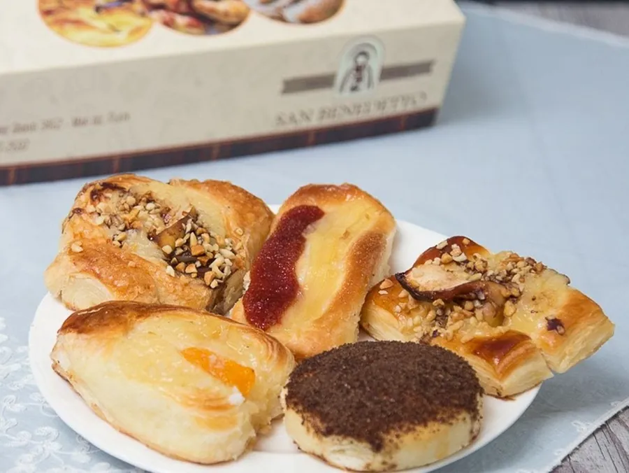 Facturas surtidas recién horneadas