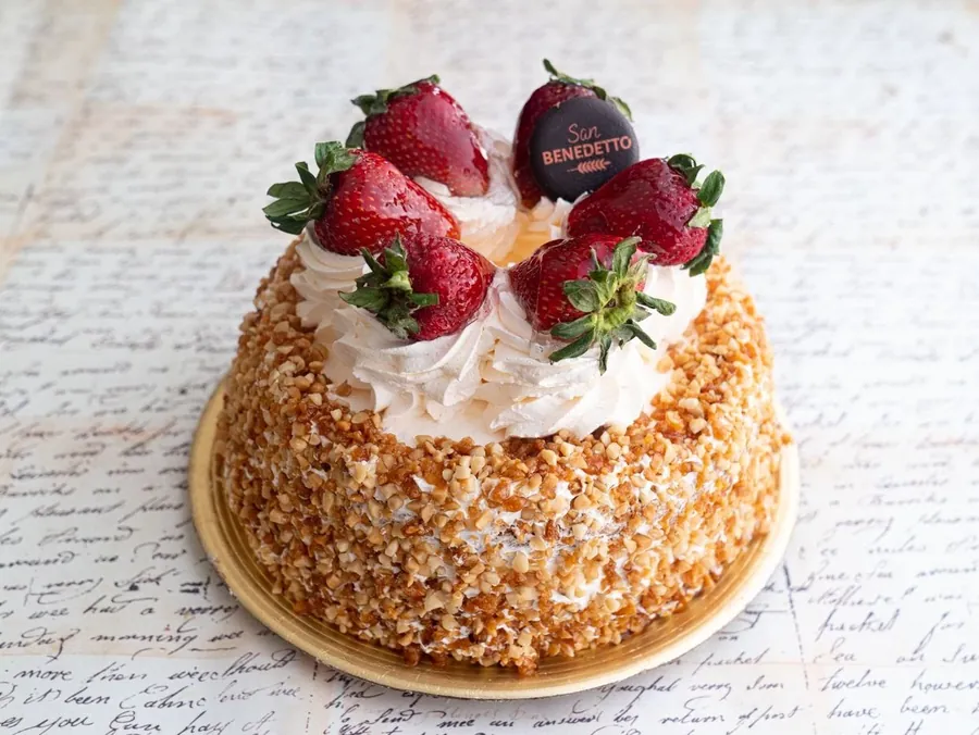 Torta con frutillas y crema